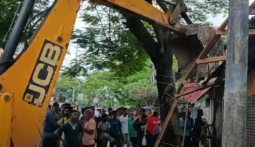 Nivedita Road demolishing <img>