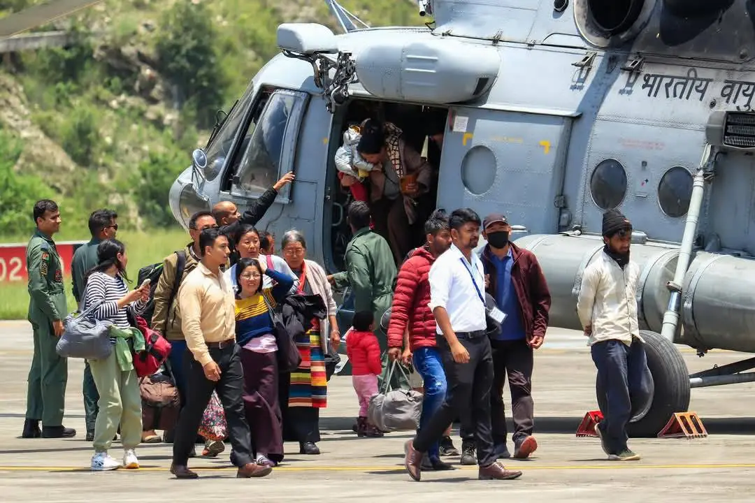 The Unsung Heroes of Sikkim. How Taxi Drivers & Officials Forced a Helicopter Rescue Against All Odds